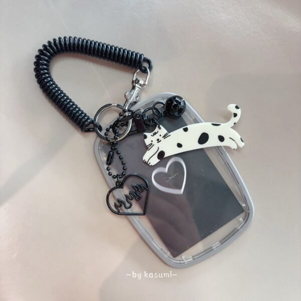 シンプルで可愛いトレカケース  ネコチャーム　キーホルダー付き