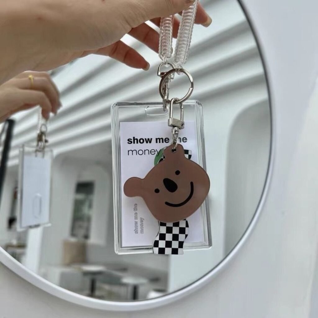シンプルでオシャレなトレカケース 可愛いクマちゃんチャーム付き 2色