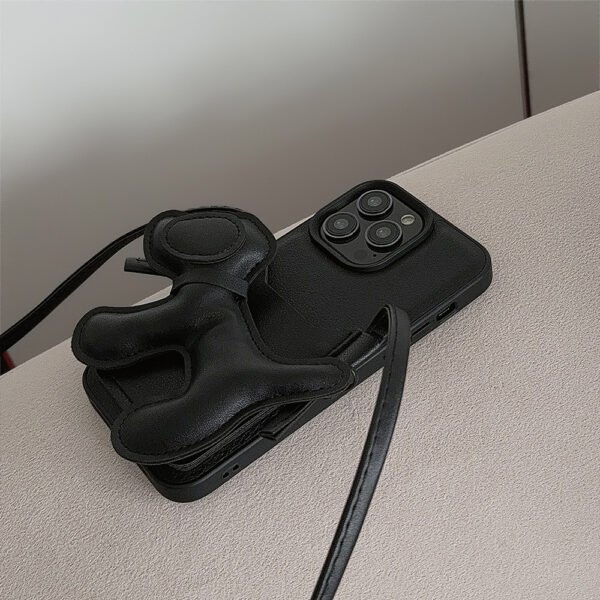 ★IPhone16シリーズ対応 可愛いワンちゃん付きの便利なショルダー付きiPhoneケース