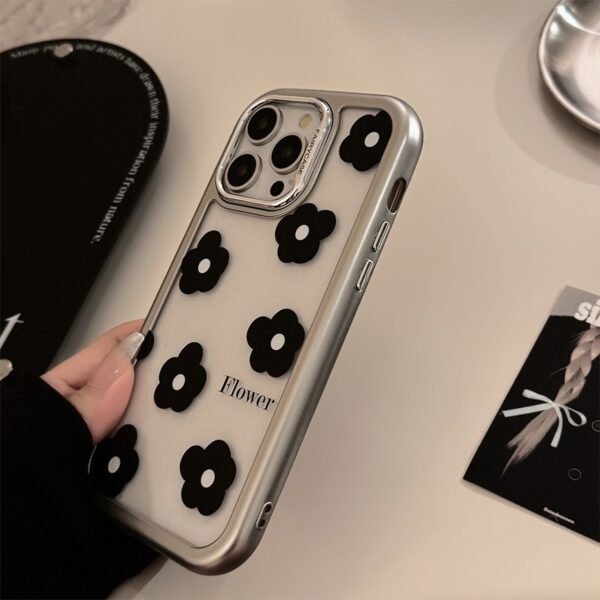 ★iPhone16シリーズ対応　黒花かわいいiPhoneケース